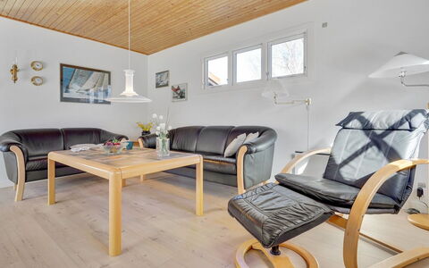 Undis - 660M from the Sea: Meubles, Bois, Sol, Design Intérieur, Parquet, Sol, Chaise, Pièce, Salon, Cadre