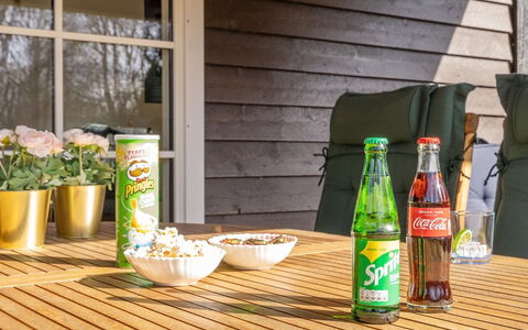Undis - 660M from the Sea: Drinkware, Dur, Planche, Parquet, Tache De Bois, Bouteille, Aliments, Plate-Forme, Logo, Serveware