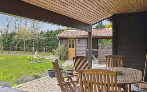 Undis - 660M from the Sea: Bois, Porche, Toit, Domicile, Porte, Chalet, Ombre, Tache De Bois, Plate-Forme, Dur