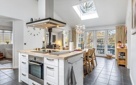 Amon - 670M from the Sea: Cuisine, Meubles, Comptoir, Design Intérieur, Sol, Bois, Cabinetry, Plafond, Appareil De Cuisine, Sol