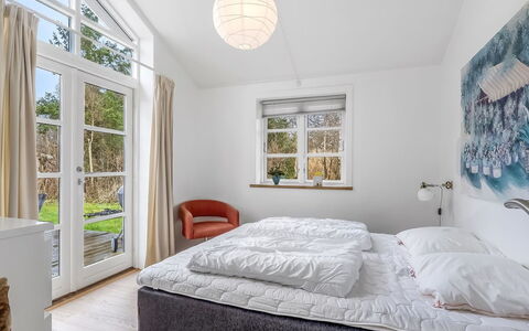 Amon - 670M from the Sea: Lit, Chambre, Design Intérieur, Literie, Drap De Lit, Plafond, Linge, Meubles, Sol, Cadre De Lit