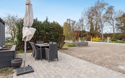 Delina - 200M from the Sea: Toit, Maison, Lot Terre, Domicile, Chalet, Biens, Batiments Jardin, Ombre, Cabane En Rondins, Aménagement Paysager