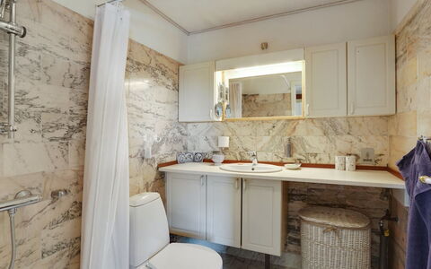 Delina - 200M from the Sea: Évier, Luminaire Plomberie, Sol, Lavabo, Design Intérieur, Sol, Salle De Bains, Robinet, Armoire De Toilette, Plomberie