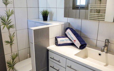 Cavalaire 180: Salle De Bains, Pièce, Tuile, Propriété, Robinet, Meubles, Sol, Comptoir, Design Intérieur, Mur