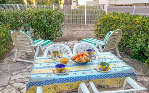 Cavalaire 180: Plante, Table, Meubles, Chaise, Fleur, Tableau De Plein Air, Mobilier De Jardin, Arbre, Jaune