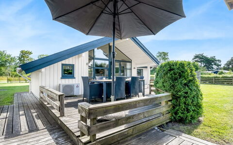 Truls - 800M from the Sea: Meubles, Design Intérieur, Canapé, Sol, Sol, Salon, Pièce, Table, Chaise, Appartement