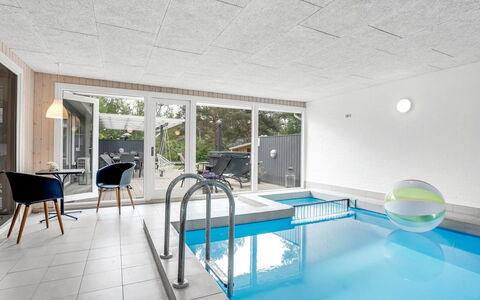 Sverker - 300M from the Sea: Toit, Maison, Domicile, Chalet, Porte, Siding, Plate-Forme, Porche, Planche, Dur