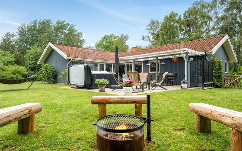 Sverker - 300M from the Sea: Toit, Maison, Domicile, Chalet, Porte, Siding, Plate-Forme, Porche, Planche, Dur