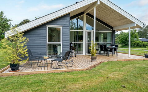 Luukas - 150M from the Sea: Appartement, Ombre, Balcon, Chaise, Clôture, Mobilier De Jardin, Aluminium, Gazon Artificiel