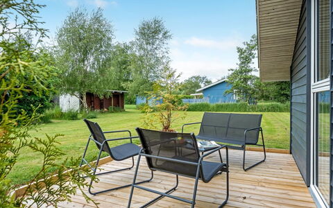 Luukas - 150M from the Sea: Appartement, Ombre, Balcon, Chaise, Clôture, Mobilier De Jardin, Aluminium, Gazon Artificiel