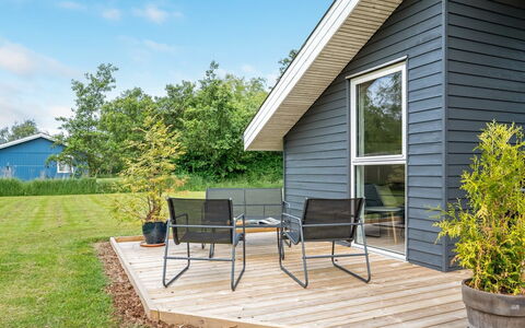 Luukas - 150M from the Sea: Appartement, Ombre, Balcon, Chaise, Clôture, Mobilier De Jardin, Aluminium, Gazon Artificiel