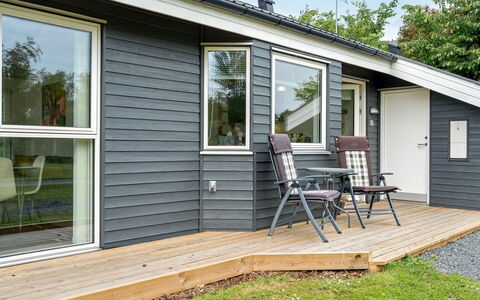 Luukas - 150M from the Sea: Appartement, Ombre, Balcon, Chaise, Clôture, Mobilier De Jardin, Aluminium, Gazon Artificiel