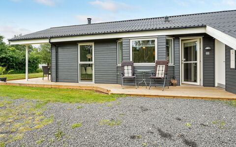 Luukas - 150M from the Sea: Appartement, Ombre, Balcon, Chaise, Clôture, Mobilier De Jardin, Aluminium, Gazon Artificiel