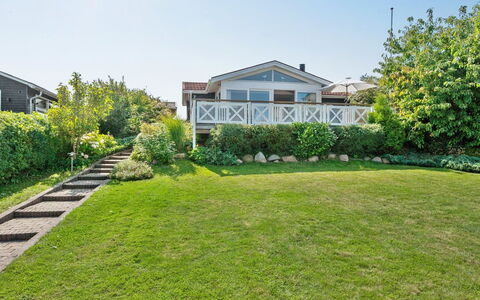 Elfrede - 600M from the Sea: Zone Résidentielle, Arbuste, Maison, Jardin, Domicile, Toit, Chalet, Biens, Couverture De Sol