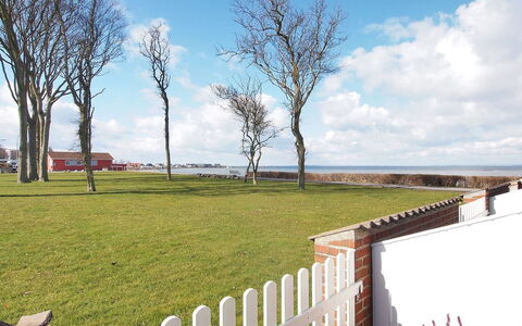 Elevus - 10M from the Sea: Toit, Domicile, Maison, Siding, Chalet, Composite, Porte, Fenêtre À Guillotine, Biens, Cheminée