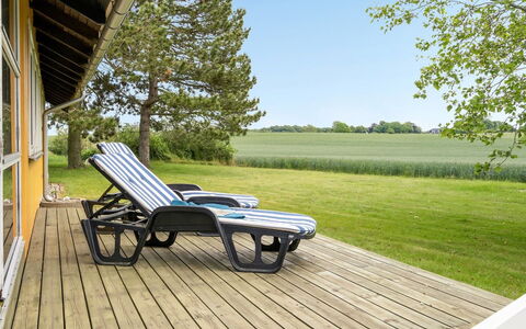 Janne - 400M from the Sea: Bleu, Arbuste, Chalet, Couverture De Sol, Jardin, Biens, Ombre, Aménagement Paysager, Ferme, Eco Hôtel