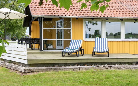 Janne - 400M from the Sea: Bleu, Arbuste, Chalet, Couverture De Sol, Jardin, Biens, Ombre, Aménagement Paysager, Ferme, Eco Hôtel