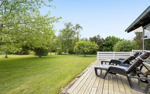 Janne - 400M from the Sea: Bleu, Arbuste, Chalet, Couverture De Sol, Jardin, Biens, Ombre, Aménagement Paysager, Ferme, Eco Hôtel