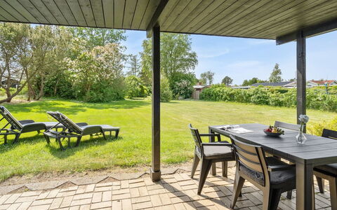 Veljan - 400M from the Sea: Toit, Maison, Lot Terre, Domicile, Chalet, Biens, Batiments Jardin, Ombre, Cabane En Rondins, Aménagement Paysager