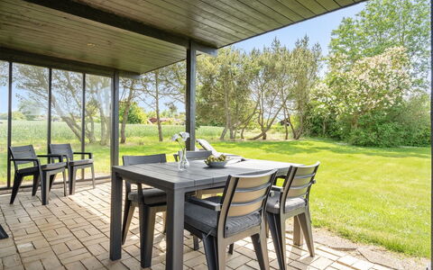 Veljan - 400M from the Sea: Toit, Maison, Lot Terre, Domicile, Chalet, Biens, Batiments Jardin, Ombre, Cabane En Rondins, Aménagement Paysager