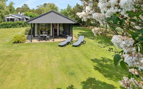 Veljan - 400M from the Sea: Toit, Maison, Lot Terre, Domicile, Chalet, Biens, Batiments Jardin, Ombre, Cabane En Rondins, Aménagement Paysager