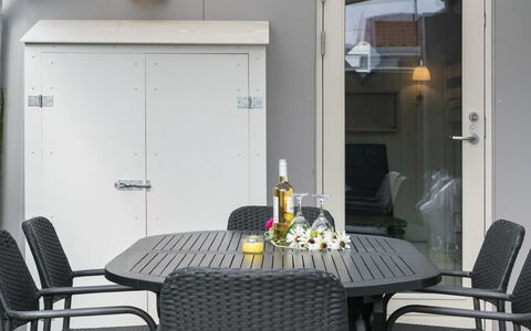 Alvina - 25M from the Sea: Bleu, Arbuste, Chalet, Couverture De Sol, Jardin, Biens, Ombre, Aménagement Paysager, Ferme, Eco Hôtel