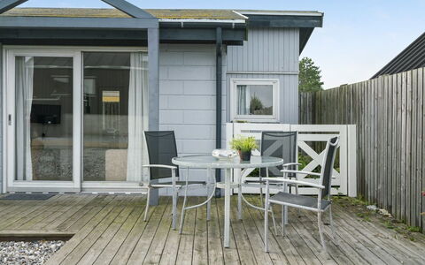 Alvina - 25M from the Sea: Bleu, Arbuste, Chalet, Couverture De Sol, Jardin, Biens, Ombre, Aménagement Paysager, Ferme, Eco Hôtel