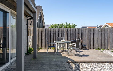 Alvina - 25M from the Sea: Bleu, Arbuste, Chalet, Couverture De Sol, Jardin, Biens, Ombre, Aménagement Paysager, Ferme, Eco Hôtel