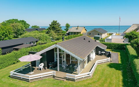 Maybritt - 100M from the Sea: Bleu, Arbuste, Chalet, Couverture De Sol, Jardin, Biens, Ombre, Aménagement Paysager, Ferme, Eco Hôtel