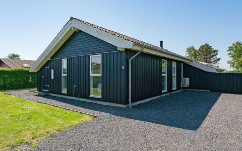 Maybritt - 100M from the Sea: Bleu, Arbuste, Chalet, Couverture De Sol, Jardin, Biens, Ombre, Aménagement Paysager, Ferme, Eco Hôtel