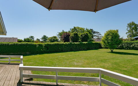 Maybritt - 100M from the Sea: Bleu, Arbuste, Chalet, Couverture De Sol, Jardin, Biens, Ombre, Aménagement Paysager, Ferme, Eco Hôtel
