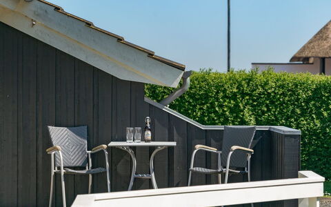 Maybritt - 100M from the Sea: Bleu, Arbuste, Chalet, Couverture De Sol, Jardin, Biens, Ombre, Aménagement Paysager, Ferme, Eco Hôtel
