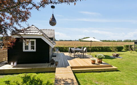 Ainikki - 200M from the Sea: Bleu, Arbuste, Chalet, Couverture De Sol, Jardin, Biens, Ombre, Aménagement Paysager, Ferme, Eco Hôtel