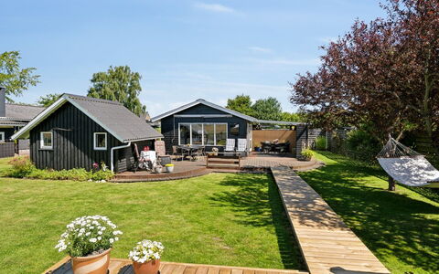 Ainikki - 200M from the Sea: Bleu, Arbuste, Chalet, Couverture De Sol, Jardin, Biens, Ombre, Aménagement Paysager, Ferme, Eco Hôtel