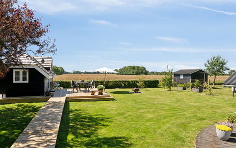 Ainikki - 200M from the Sea: Bleu, Arbuste, Chalet, Couverture De Sol, Jardin, Biens, Ombre, Aménagement Paysager, Ferme, Eco Hôtel