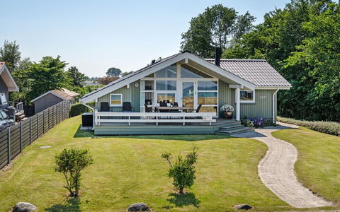 Diertje - 10M from the Sea: Bleu, Arbuste, Chalet, Couverture De Sol, Jardin, Biens, Ombre, Aménagement Paysager, Ferme, Eco Hôtel