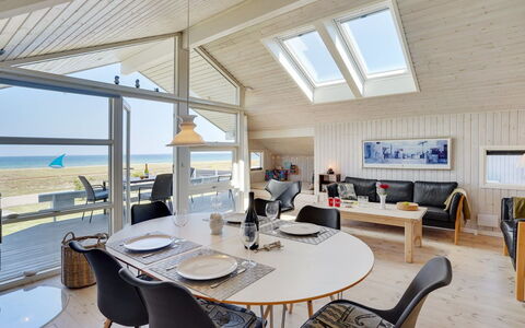 Diertje - 10M from the Sea: Bleu, Arbuste, Chalet, Couverture De Sol, Jardin, Biens, Ombre, Aménagement Paysager, Ferme, Eco Hôtel