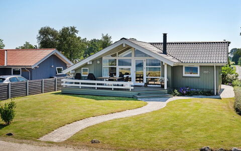 Diertje - 10M from the Sea: Bleu, Arbuste, Chalet, Couverture De Sol, Jardin, Biens, Ombre, Aménagement Paysager, Ferme, Eco Hôtel