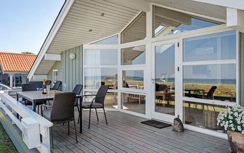 Diertje - 10M from the Sea: Bleu, Arbuste, Chalet, Couverture De Sol, Jardin, Biens, Ombre, Aménagement Paysager, Ferme, Eco Hôtel