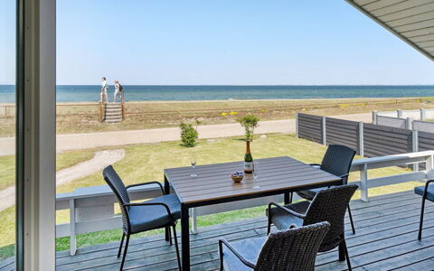 Diertje - 10M from the Sea: Bleu, Arbuste, Chalet, Couverture De Sol, Jardin, Biens, Ombre, Aménagement Paysager, Ferme, Eco Hôtel