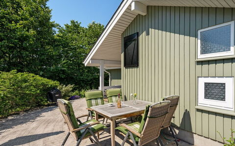 Diertje - 10M from the Sea: Bleu, Arbuste, Chalet, Couverture De Sol, Jardin, Biens, Ombre, Aménagement Paysager, Ferme, Eco Hôtel