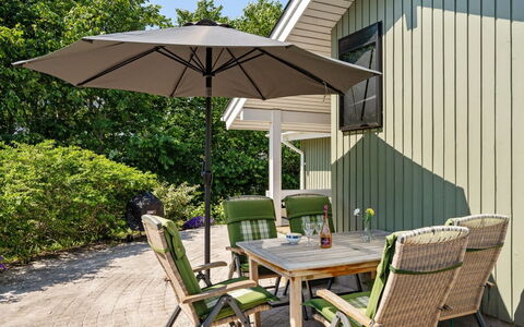 Diertje - 10M from the Sea: Bleu, Arbuste, Chalet, Couverture De Sol, Jardin, Biens, Ombre, Aménagement Paysager, Ferme, Eco Hôtel