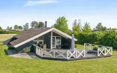 Nilsa - 400M from the Sea: Bleu, Arbuste, Chalet, Couverture De Sol, Jardin, Biens, Ombre, Aménagement Paysager, Ferme, Eco Hôtel