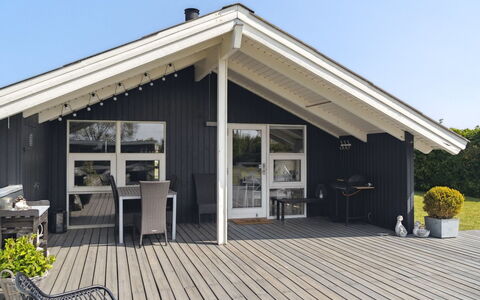 Nilsa - 400M from the Sea: Bleu, Arbuste, Chalet, Couverture De Sol, Jardin, Biens, Ombre, Aménagement Paysager, Ferme, Eco Hôtel