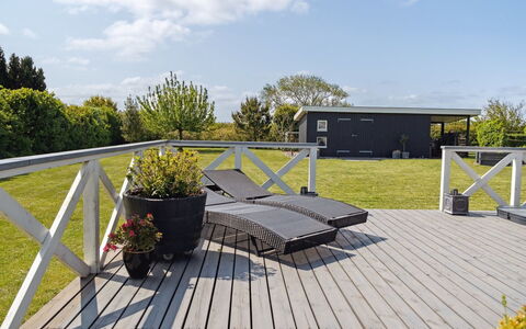 Nilsa - 400M from the Sea: Bleu, Arbuste, Chalet, Couverture De Sol, Jardin, Biens, Ombre, Aménagement Paysager, Ferme, Eco Hôtel