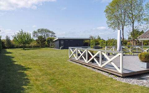 Nilsa - 400M from the Sea: Bleu, Arbuste, Chalet, Couverture De Sol, Jardin, Biens, Ombre, Aménagement Paysager, Ferme, Eco Hôtel