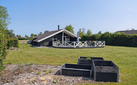Nilsa - 400M from the Sea: Bleu, Arbuste, Chalet, Couverture De Sol, Jardin, Biens, Ombre, Aménagement Paysager, Ferme, Eco Hôtel