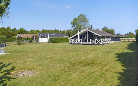 Nilsa - 400M from the Sea: Bleu, Arbuste, Chalet, Couverture De Sol, Jardin, Biens, Ombre, Aménagement Paysager, Ferme, Eco Hôtel