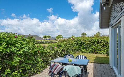 Rise - 250M from the Sea: Bleu, Arbuste, Chalet, Couverture De Sol, Jardin, Biens, Ombre, Aménagement Paysager, Ferme, Eco Hôtel