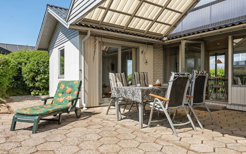 Rise - 250M from the Sea: Bleu, Arbuste, Chalet, Couverture De Sol, Jardin, Biens, Ombre, Aménagement Paysager, Ferme, Eco Hôtel